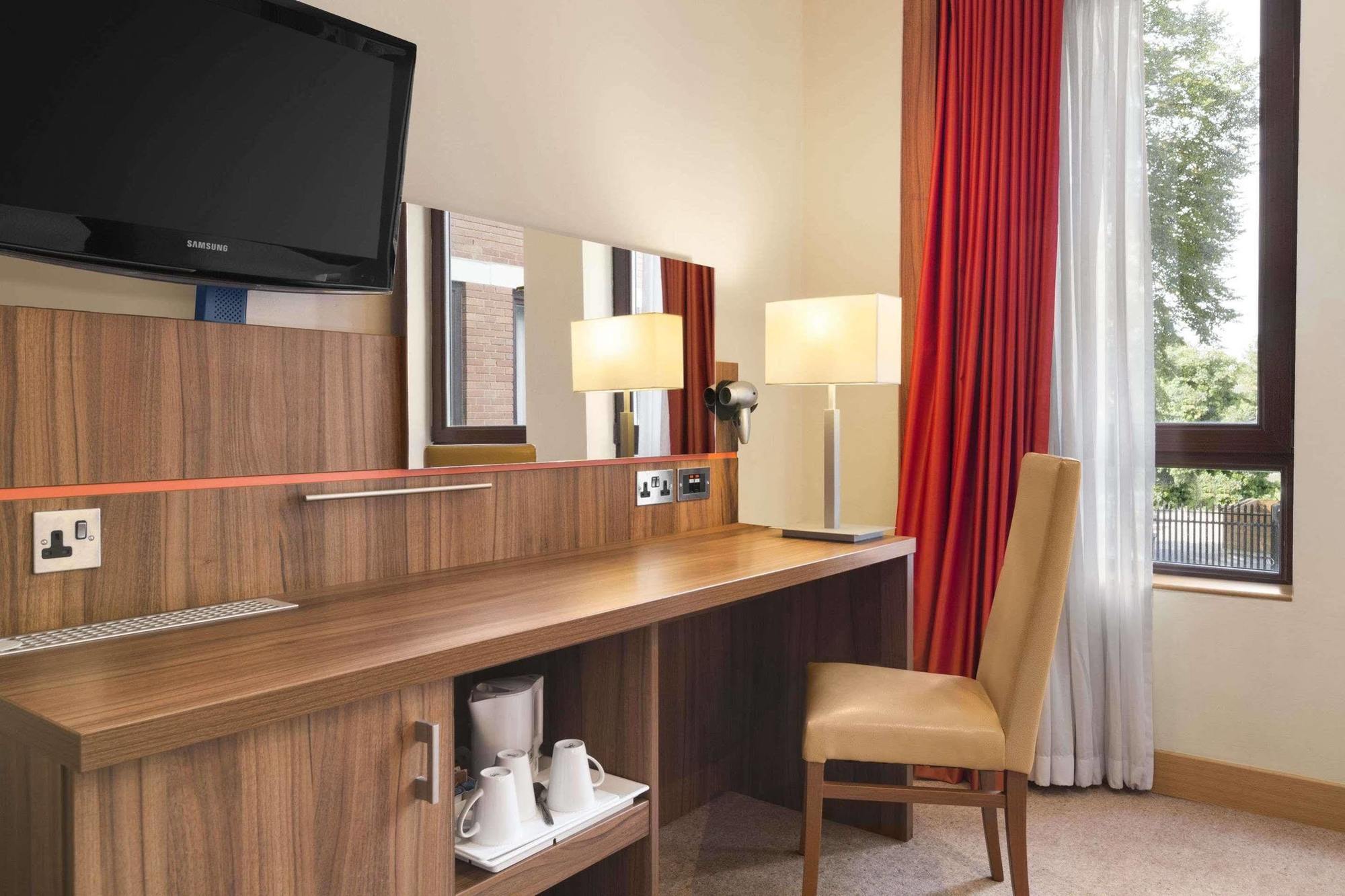 Ramada Hounslow - Heathrow East Dış mekan fotoğraf