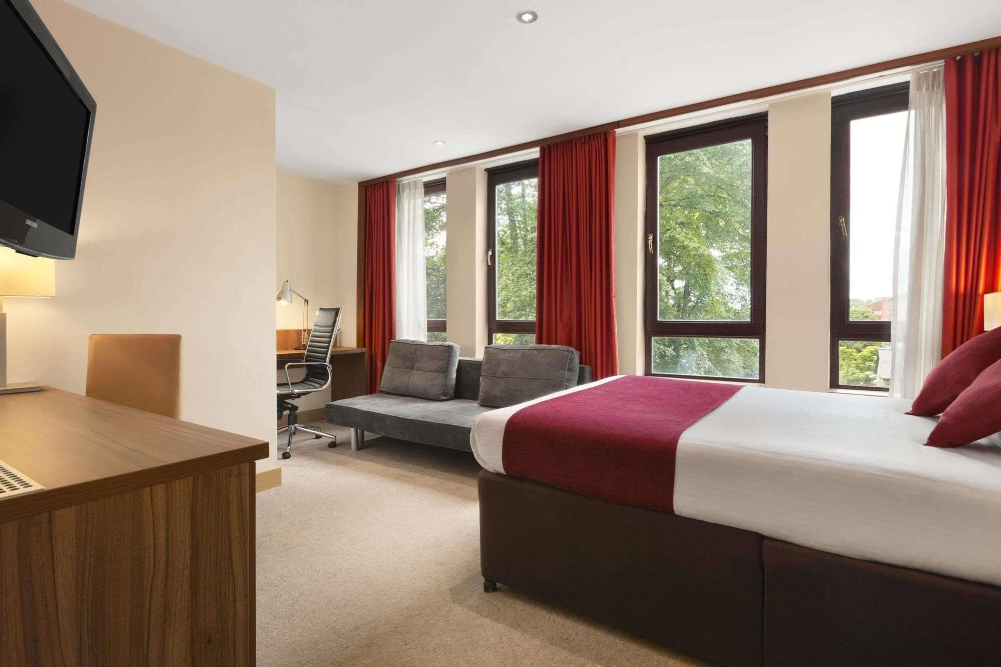 Ramada Hounslow - Heathrow East Otel Dış mekan fotoğraf