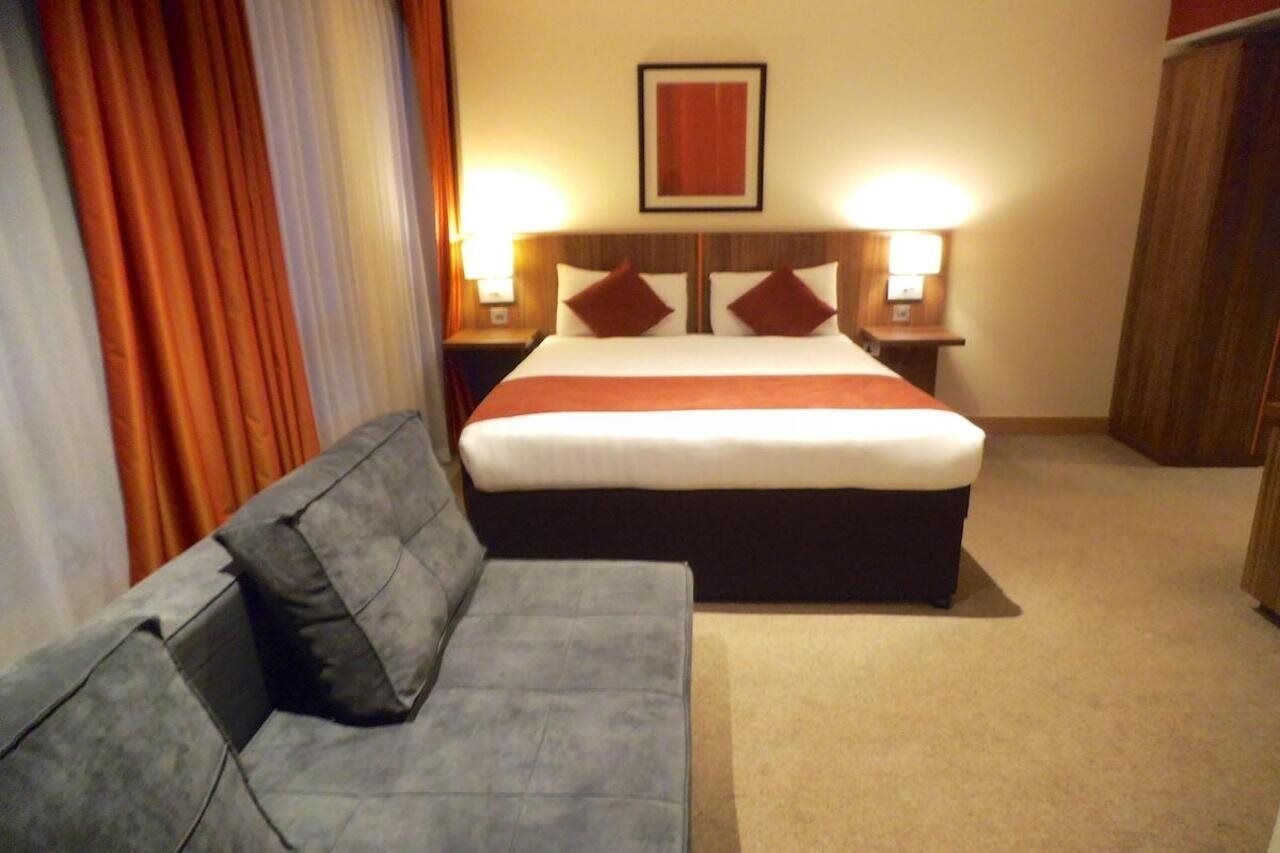 Ramada Hounslow - Heathrow East Otel Dış mekan fotoğraf