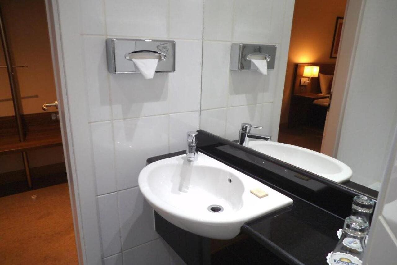 Ramada Hounslow - Heathrow East Otel Dış mekan fotoğraf